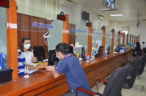Người dân làm thủ tục hành chính tại Trung tâm Phục vụ hành chính công tỉnh Bà Rịa – Vũng Tàu.
