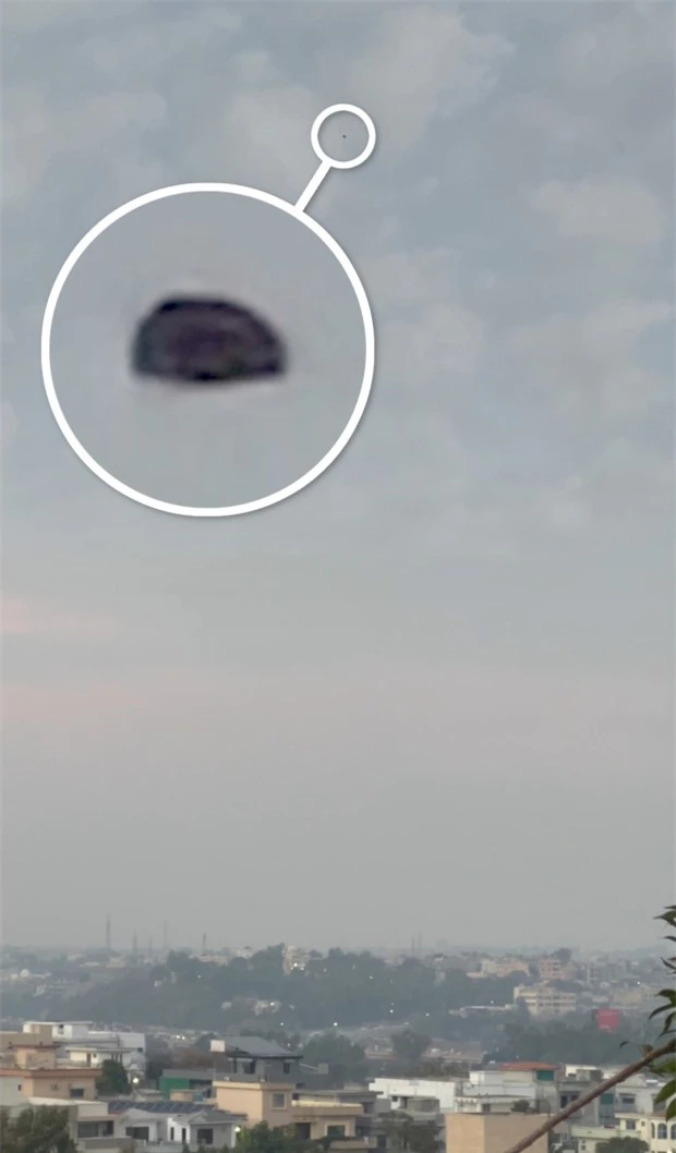 Vật thể lạ bị nghi là UFO lượn lờ suốt 2 tiếng trên bầu trời khiến dân mạng chia phe tranh cãi ỏm tỏi - Ảnh 2.