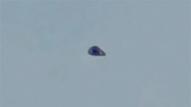 Vật thể lạ bị nghi là UFO lượn lờ suốt 2 tiếng trên bầu trời khiến dân mạng chia phe tranh cãi ỏm tỏi - Ảnh 3.