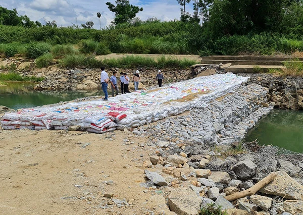 Đập tạm trên sông Quảng Huế được đắp nhằm tăng lưu lượng nước về hạ du sông Vu Gia vào mùa cạn và tháo dỡ trước mùa mưa lũ