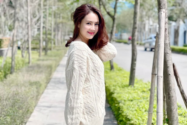 Hồng Diễm khoe ảnh "tắm nắng" đẹp tinh khôi sau khi khỏi ốm nhưng dân mạng chỉ hỏi về bộ đồ đang mặc