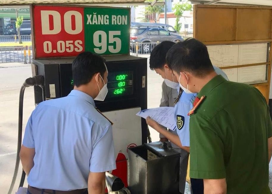Quản lý thị trường TP Hồ Chí Minh ra quân kiểm tra các cửa hàng xăng dầu