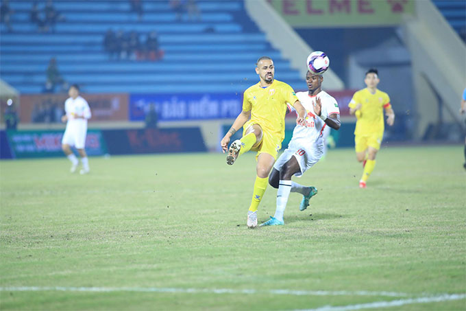 Nam Định cầm chân HAGL ở trận đấu buồn ngủ