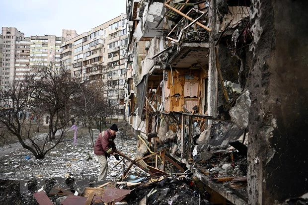 Toà chung cư bị phá huỷ ở Koshytsa, ngoại ô thủ đô Kiev, trong chiến dịch quân sự của Nga tại Ukraine, ngày 25/2/2022. (Ảnh: AFP/TTXVN)