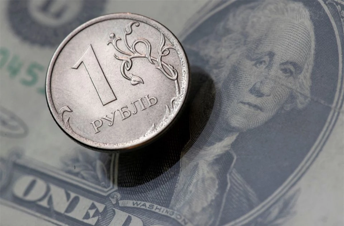 Đồng rouble của Nga và đồng USD. Ảnh minh họa: Reuters