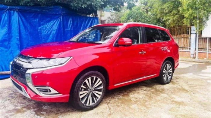 miễn phí trước bạ, khách mua mitsubishi outlander tiết kiệm 105 triệu đồng