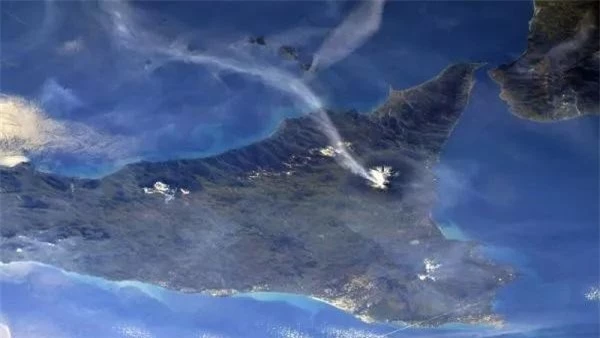 Núi lửa Etna đang phun trào qua quan sát của các phi hành gia trên ISS ảnh 1