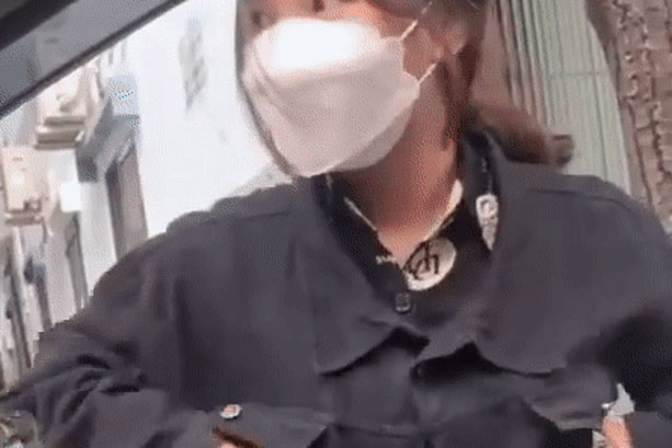 Hô to "mở cửa ra lấy", tài xế khiến cô gái cảm ơn rối rít vì hành động quá đẹp