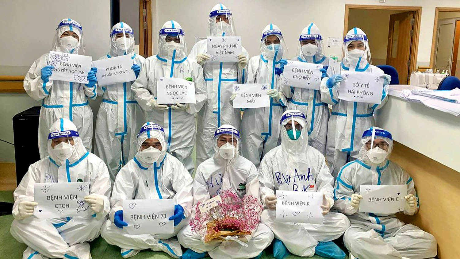 Những chiến binh quả cảm trong cuộc chiến với COVID-19