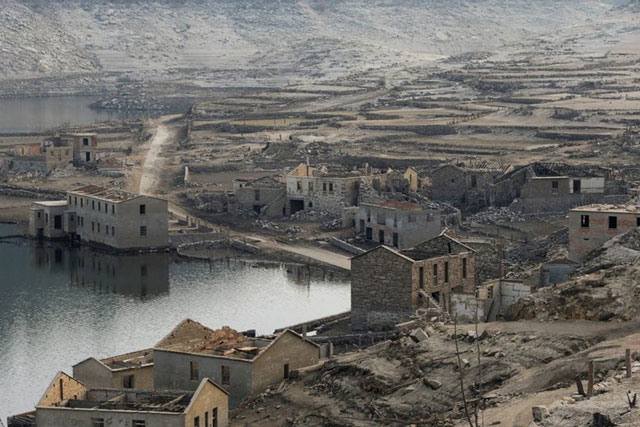 ‘Ngôi làng ma’ trỗi dậy từ lòng hồ ở Tây Ban Nha