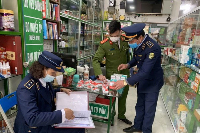 Các lực lượng chức năng kiểm tra Nhà thuốc Thùy Linh, tại Thị trấn Hát Lót, Mai Sơn, tỉnh Sơn La. (Ảnh: VOV)