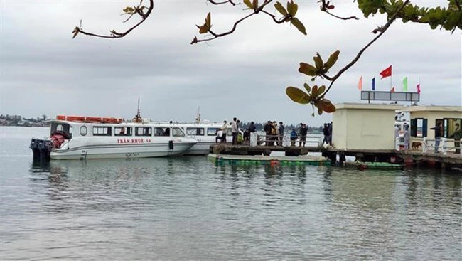 Công tác tìm kiếm người mất tích trong vụ chìm ca nô du lịch tại biển Cửa Đại. (Ảnh: TTXVN)