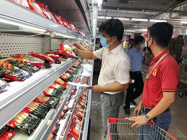 Lực lượng thanh tra của BQL An toàn thực phầm TP Đà Nẵng tăng cường giám sát việc đảm bảo an toàn của các thực phẩm lưu hành trên thị trường