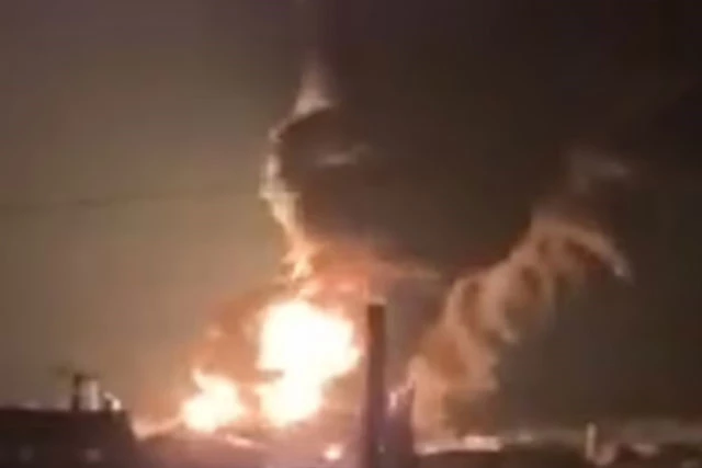 Cháy kho chứa dầu tại thành phố Vasylkiv. Ảnh: Daily Mail