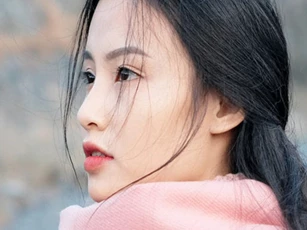 Đến nhà tôi chơi nhưng mẹ chồng luôn ôm khư khư túi xách, khi về, bà lấy ra bọc tiền đưa thẳng cho tôi
