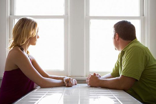 Vợ chồng tôi chuẩn bị ra tòa, bác hàng xóm mang ngay 500 triệu qua cho, tôi bật khóc trước lời giải thích của bác ấy