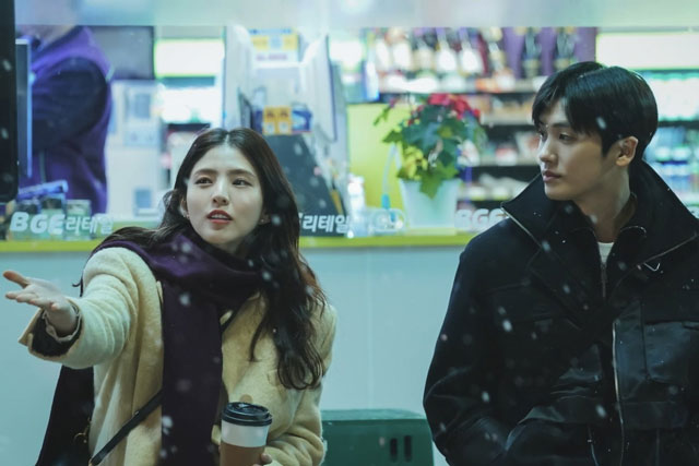 Loạt hình ảnh Park Hyung Sik và Han So Hee "trên tình bạn dưới tình yêu" khiến người hâm mộ rung động