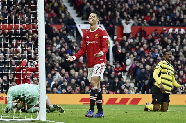 Phút 67 trận gặp Watford, Ronaldo tiếc nuối sau khi bỏ lỡ một cơ hội ngon ăn để ghi bàn