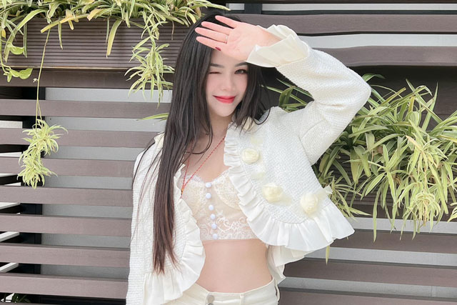 Quỳnh Kool diện croptop ren khoe vòng eo nuột nà