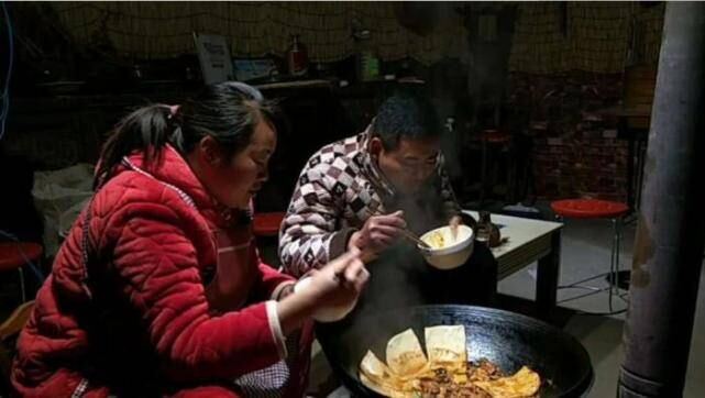 Con trai bị ung thư gan, cha mẹ khóc ngất khi bác sĩ chỉ ra nguyên nhân từ 1 thói quen tiết kiệm thực phẩm, nhà nào cũng từng mắc