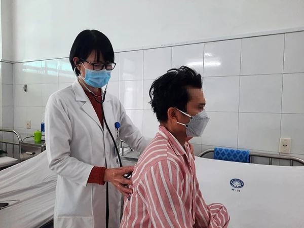 Bệnh nhân Nguyễn Xuân B được điều trị tại khoa Nội hô hấp - Miễn dịch dị ứng (Bệnh viện Đà Nẵng) sau khi nội soi gắp thành công cây đinh dài 3cm hóc trong phế quản