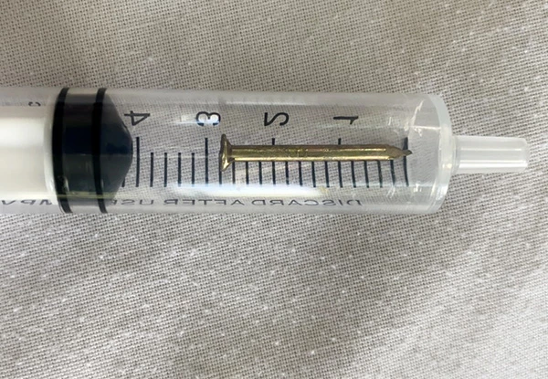Cây đinh sắt dài 3cm được các bác sĩ khoa Nội hô hấp - Miễn dịch dị ứng (Bệnh viện Đà Nẵng) lấy ra từ phế quản bệnh nhân Nguyễn Xuân B