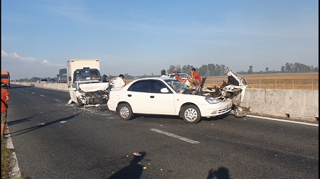 Kiên Giang: Hàng chục ô tô va chạm giao thông liên hoàn trên cao tốc Rạch Sỏi – Lộ Tẻ. 