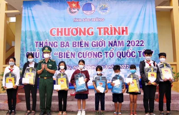 Đại tá Lê Văn Anh, Phó chính uỷ BĐBP tỉnh Sóc Trăng trao tặng học bổng cho các em học sinh nghèo hiếu học trong chương trình “Nâng bước em tới trường”.