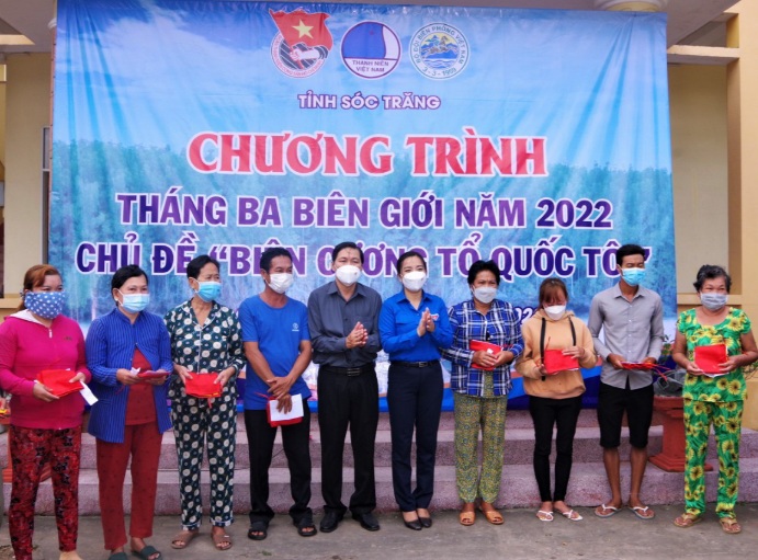 Lãnh đạo UBMTTQ Việt Nam tỉnh Sóc Trăng và Tỉnh đoàn Sóc Trăng tặng cờ Tổ quốc và tặng quà cho các ngư dân có hoàn cảnh khó khăn.