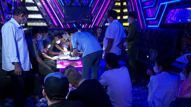 Hậu Giang: Triệt phá “tiệc ma túy” trong quán karaoke