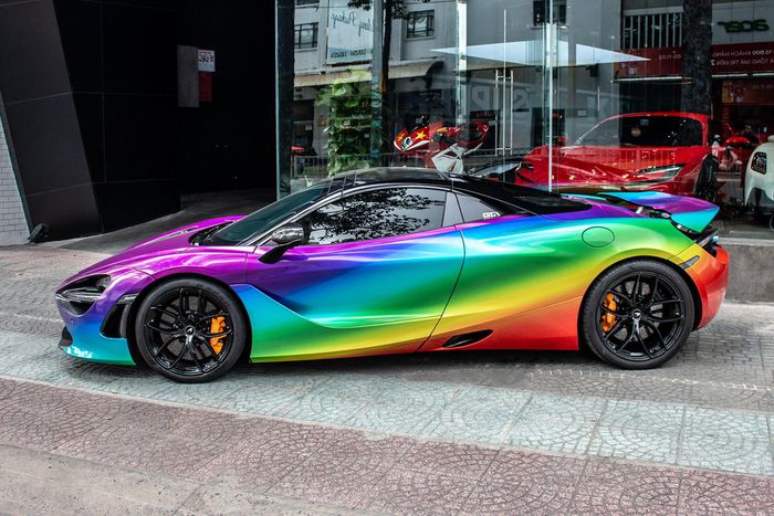 Cận cảnh siêu xe McLaren 720S Spider màu độc tại TP Hồ Chí Minh