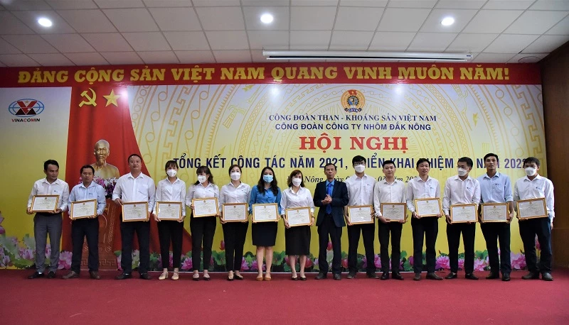 Công đoàn Công ty Nhôm Đắk Nông cũng khen thưởng 10 tập thể và 57 cá nhân đã có thành tích xuất sắc