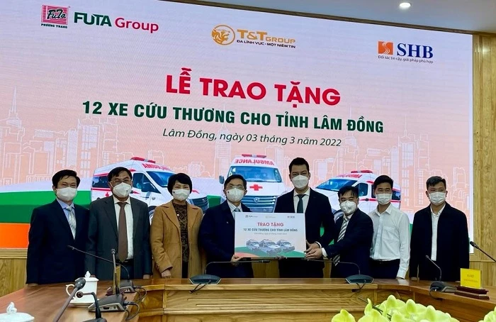 Futa Group, T&T Group và SHB trao tặng tỉnh Lâm Đồng 12 xe cứu thương.