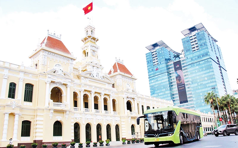 Xe buýt điện chạy thử nghiệm ở trung tâm thành phố và sẽ chính thức hoạt động từ tháng 3 năm nay. Xe buýt điện chạy thử nghiệm ở trung tâm thành phố và sẽ chính thức hoạt động từ tháng 3 năm nay.