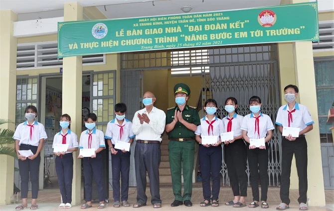 Ảnh 1: BĐBP tỉnh phối hợp với Hội khuyến học tỉnh trao học bổng cho các em học sinh nghèo khu vực biên giới biển trong chương trình “Nâng bước em tới trường”.