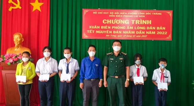 Ảnh 3: Em Nguyễn Ngọc Ý, học sinh lớp 11 trường THCS &THPT xã Lai Hoà, thị xã Vĩnh Châu (thứ 2 từ trái qua) nhận học bổng từ chương trình “Nâng bước em tới trường”