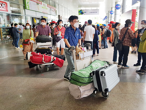 Golf thủ từ các nước châu Á hạ cánh xuống sân bay quốc tế Đà Nẵng