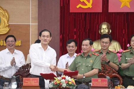 Giám đốc Công an Cần Thơ và Giám đố Sở KH&CN Cần Thơ ký kết chương trình phối hợp hoạt động KH&KT. Giám đốc Công an Cần Thơ và Giám đố Sở KH&CN Cần Thơ ký kết chương trình phối hợp hoạt động KH&KT.