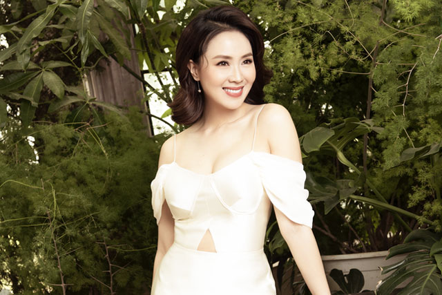 Hồng Diễm đáp trả cực hài khi bị hỏi "xinh mãi không chán nhỉ?", còn tiện nhắc luôn phim Thương ngày nắng về