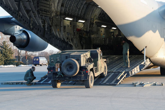 Lần đầu tiên Mỹ chuyển trực tiếp hàng trăm tên lửa phòng không Stinger cho Ukraine