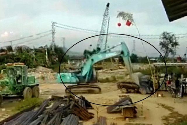 Bắt lái xe máy múc đại náo công trường, đập nát 2 ô tô