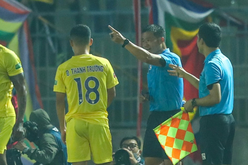 Bị VPF tuýt còi vụ “VAR tự chế”, Chủ tịch CLB Hải Phòng nói gì?