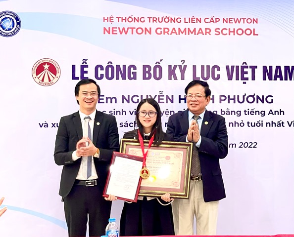 Trao kỷ lục “Người viết truyện giả tưởng bằng Tiếng Anh nhỏ tuổi nhất Việt Nam”