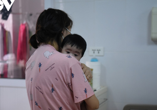 Chuyên gia khuyến cáo tuyệt đối không xông hơi cho trẻ mắc COVID-19