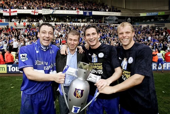 Abramovich và dàn sao Chelsea trong chức vô địch Ngoại hạng Anh năm 2005