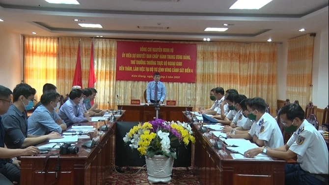 Ông Nguyễn Minh Vũ, Thứ trưởng Thường trực Bộ Ngoại giao phát biểu tại buổi làm việc với Bộ Tự lệnh Vùng Cảnh sát biển 4.
