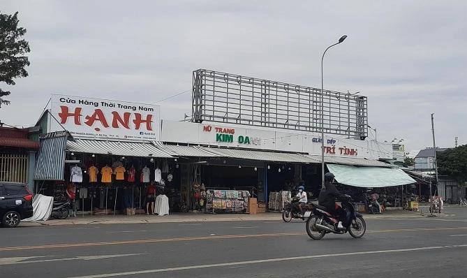 Khu chợ tự phát nằm ngay mặt tiền, đối diện Trung tâm hành chính TP Long Long của bà Trần Thị Mỹ Ly đã gần 3 năm vẫn chưa bị cưỡng chế.