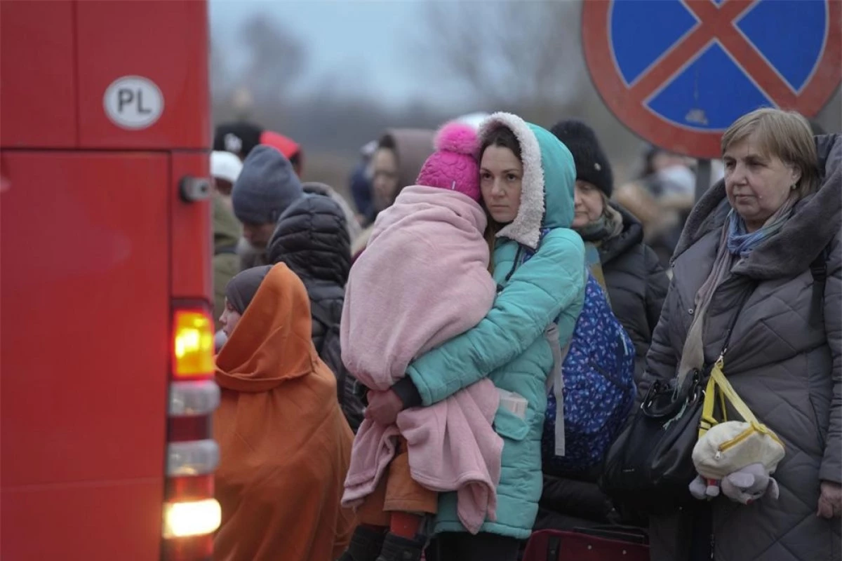 Người dân Ukraine đi lánh nạn. Ảnh: AP.