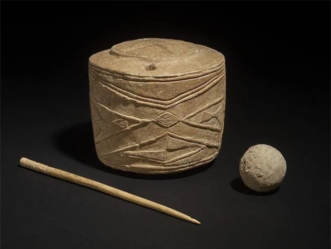 Phát hiện tác phẩm điêu khắc bằng phấn 5.000 năm trong mộ của ba đứa trẻ thời kỳ đồ đá ảnh 1