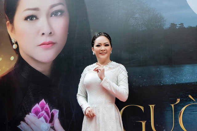 Đến chúc mừng Như Quỳnh, bà xã Chí Tài khiến nhiều người xúc động khi chia sẻ lý do về Việt Nam thay chồng làm việc này